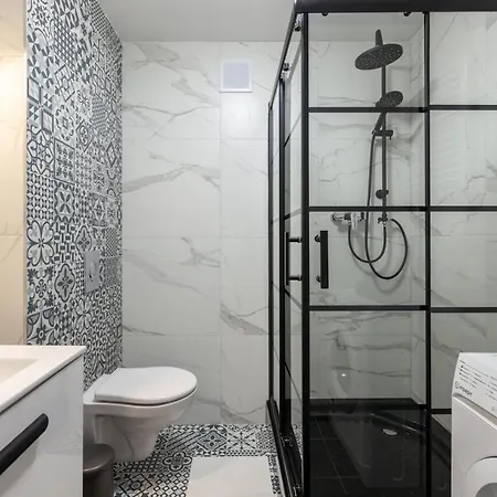 18 Manufaktura Centrum Miasta Legionow 18 Parking Na Terenie * Λοτζ