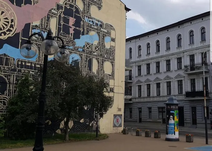 Bast 18 Manufaktura Centrum Miasta Legionow 18 Parking Na Terenie